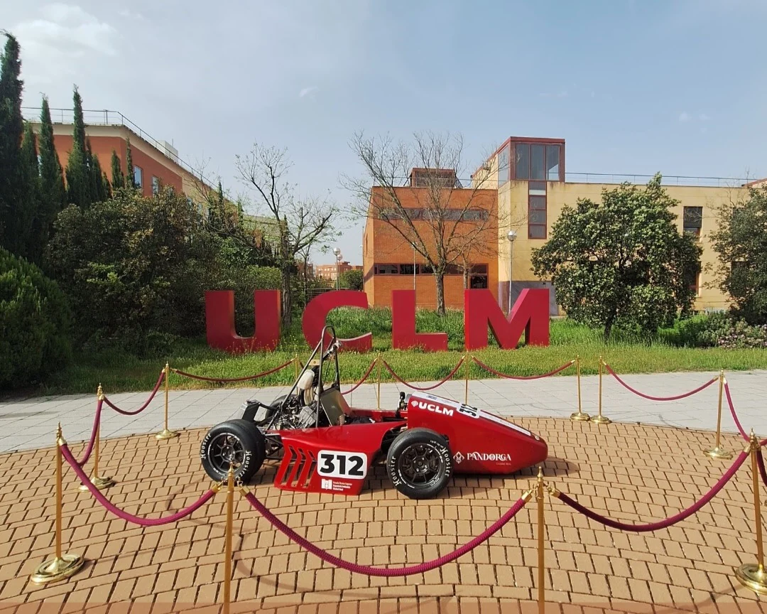 Monoplaza de UCLM Racing Team en el campus